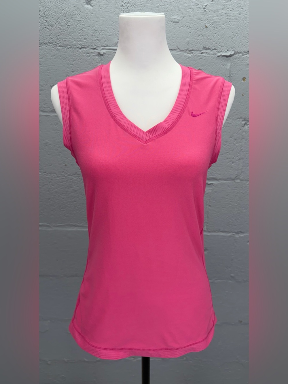 Nike Women's Dry-Fit Fuchsia Pink V-neck Athletic Workout Tank Top Size Small